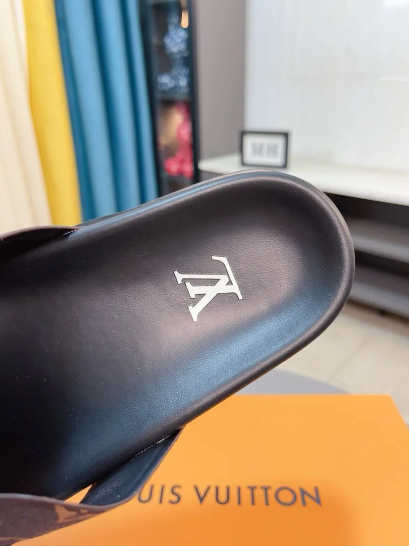 Men's shoes💰300🌹🌹【LV】Multi-color new men's slippers, original quality top version, original special cowhide presbyopia print➕sheepskin on the inside and side, non-slip combination sole, more stable walking, more comfortable and lightweight, high-end and generous, size: 38~44
